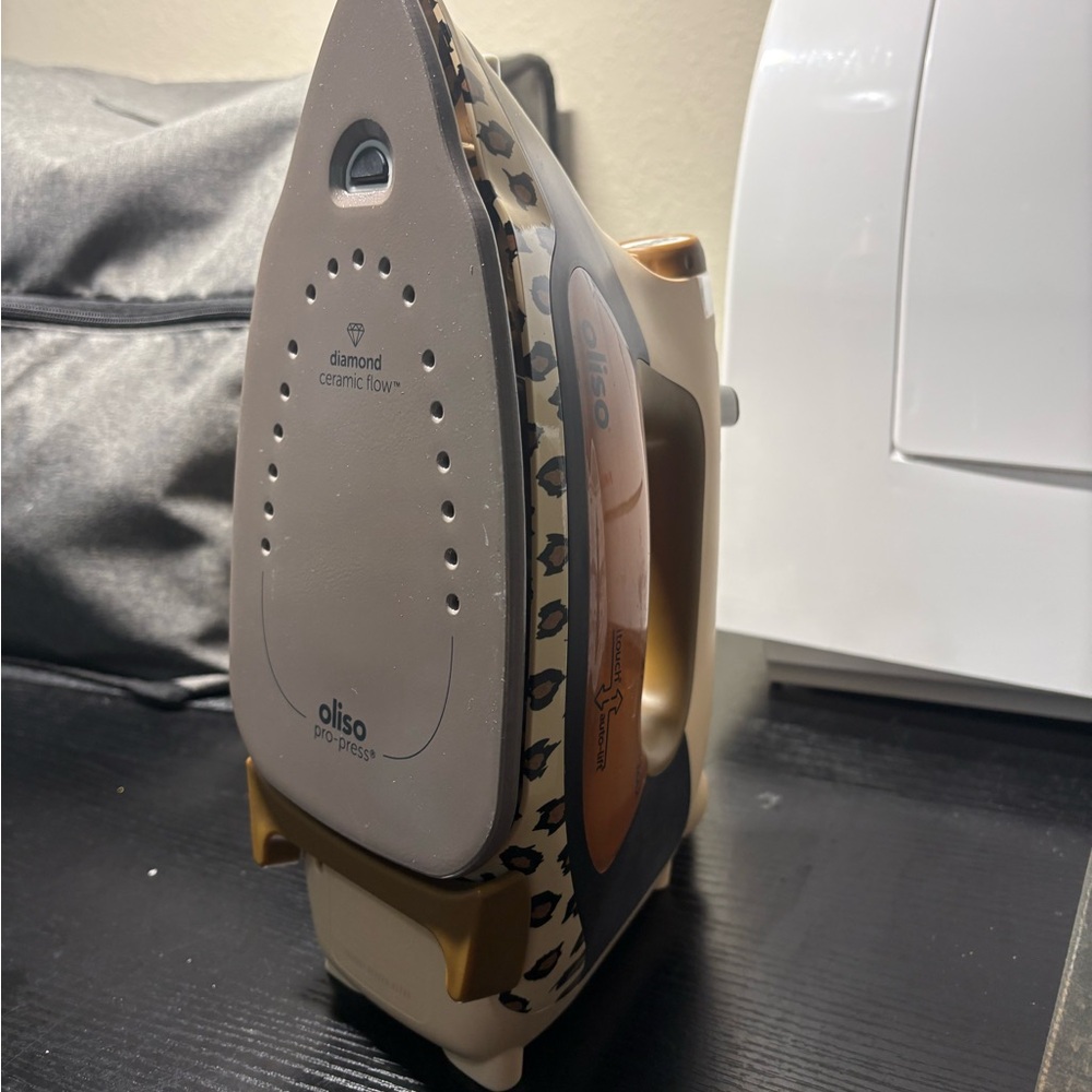 Oliso x Mimi G Leopard Print Smart Iron - Picture 4 of 4